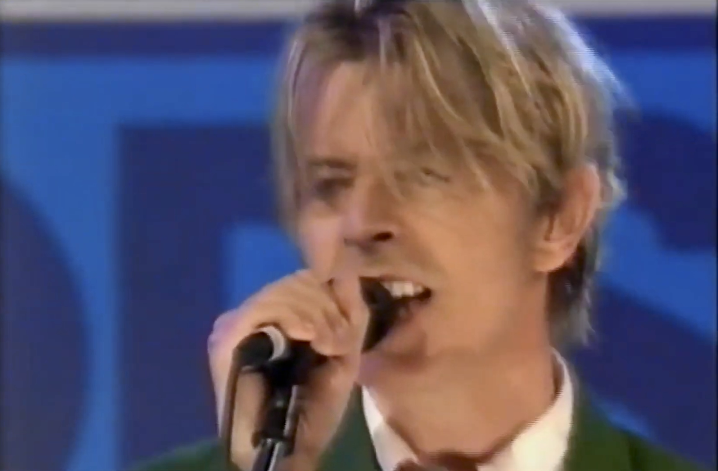 David Bowie – Ashes To Ashes (Top of the Pops, 2002) David Bowie News ...